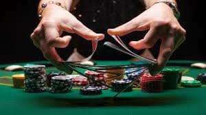 80M COM Live Casino APP မှ Mobile ဖုန်းပေါ် Baccarat ကစားနေသောမြင်ကွင်း