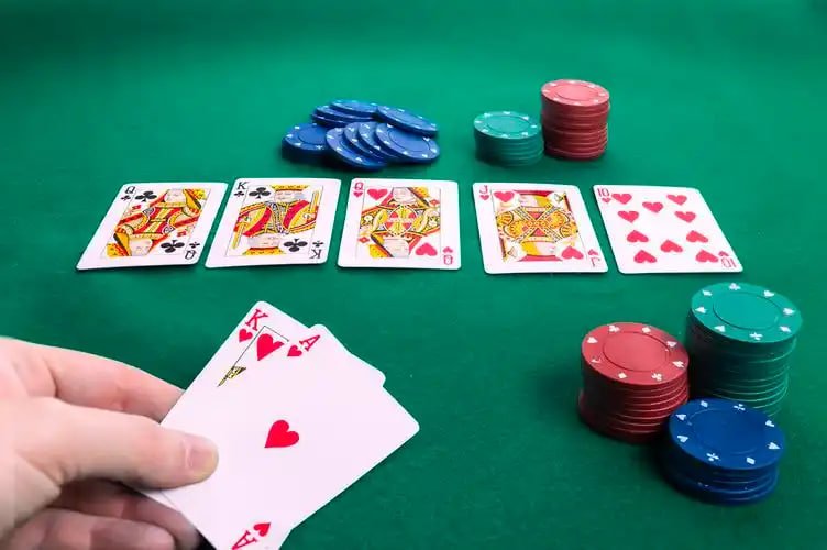 80M COM Live Casino တွင် Baccarat Table ကြည့်ရှုနေသောမြင်ကွင်း